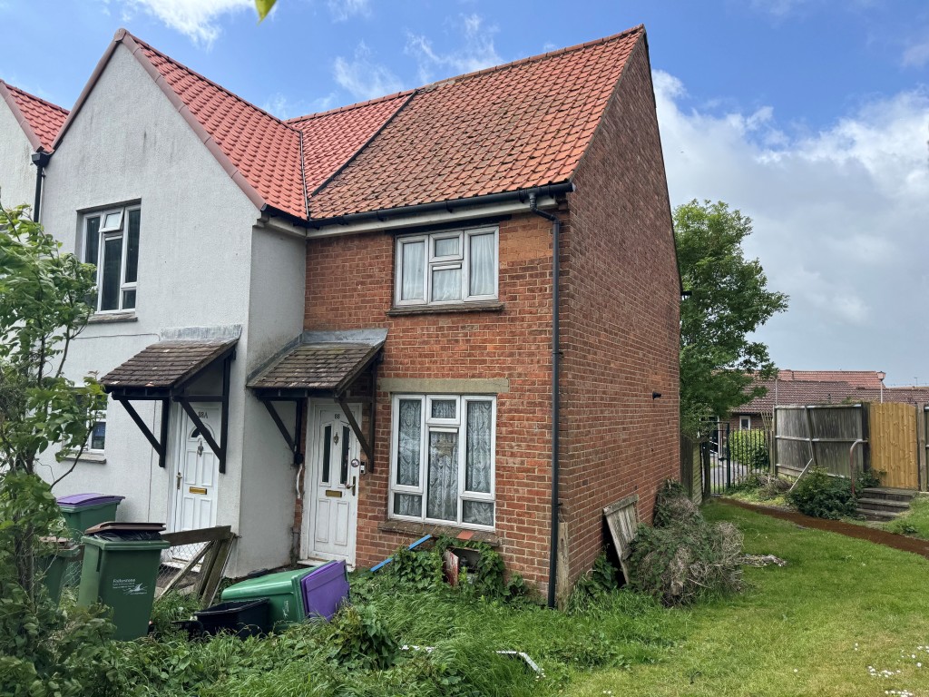 Lot: 164 - TWO-BEDROOM END-TERRACE HOUSE FOR REFURBISHMENT - Front of property